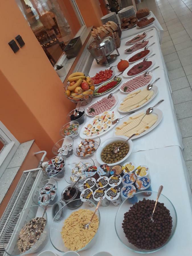 Hotel Kras Rožňava Kültér fotó